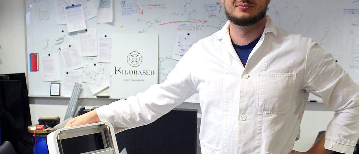 Alex Murer steht vor Betriebsstart eines revolutionären Laborgeräts zur Herstellung von künstlichen DNA-Strängen