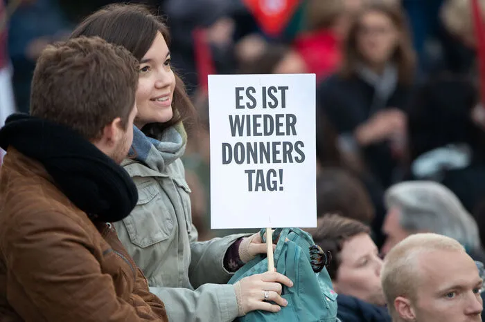 Der Protest soll an die "Donnerstagsdemos" anknüpfen, wie es sie bereits Anfang der 2000er-Jahre gab. Nächste Woche ist ein Protestzug bei der ÖVP-Zentrale geplant.