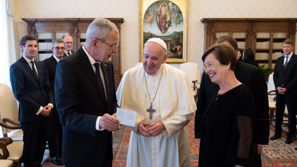 Bundespräsident Alexander Van der Bellen, begleitet von seiner Frau Doris Schmidauer, bei Papst Franziskus in Rom 