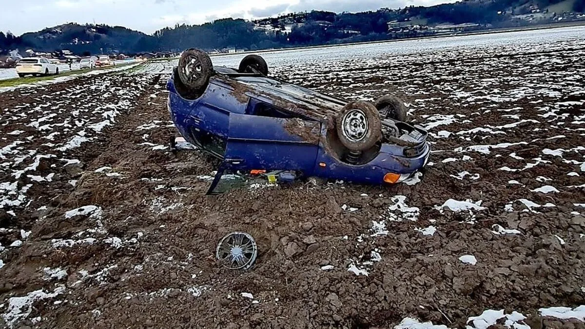Die Lenkerin kam mit dem Pkw von der Straße ab, der Wagen überschlug sich