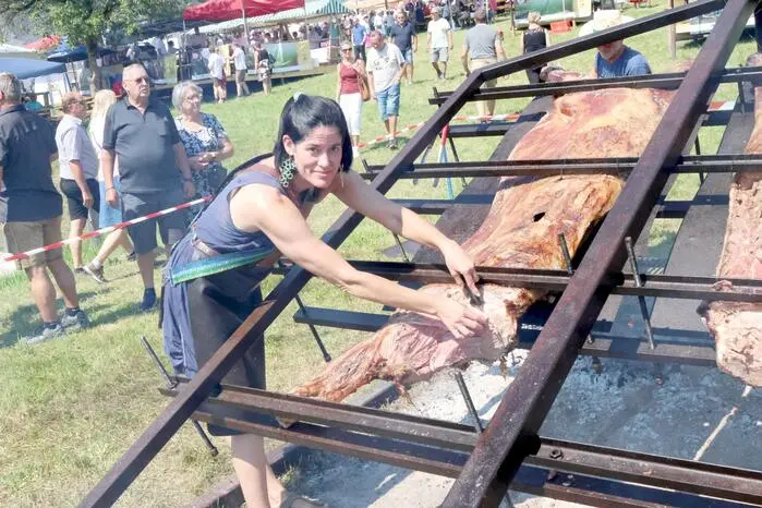 Auch Partyköchin Yulia Haybäck hatte sich heuer auf rund 950 Metern Seehöhe aufgemacht. Mit einem Asado Grill bereitete sie eine ganze weibliche Bio-Kalbin zu. 