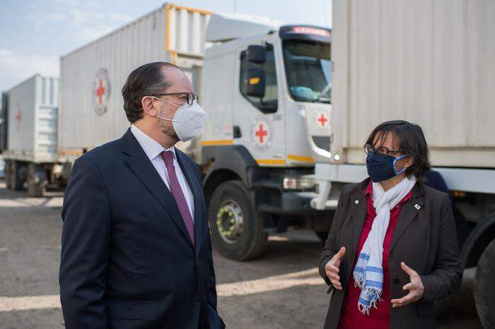 Schallenberg mit einer Mitarbeiterin des Roten Kreuz