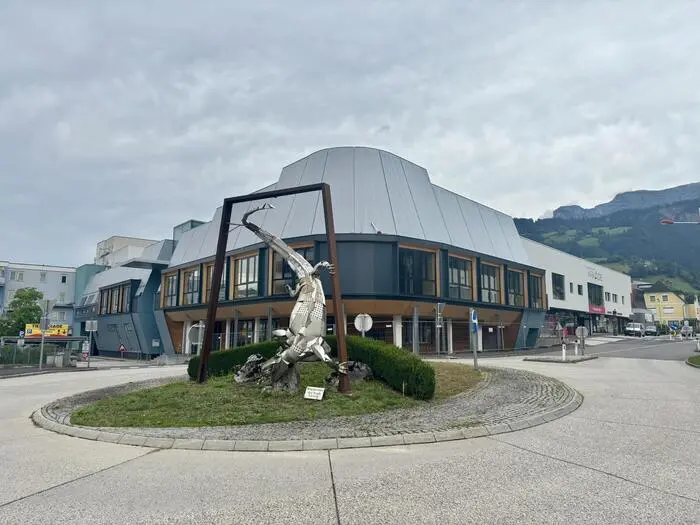 In der Arkade steht man Gewehr bei Fuß für den Umbau