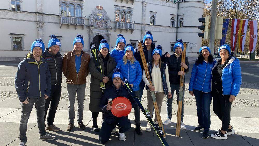 Der Spittaler Tourismusverband und Wirteverein mit Vertretern der Skigebiete und Sänger Chriss Lind (links) freuen sich auf das Winteropening