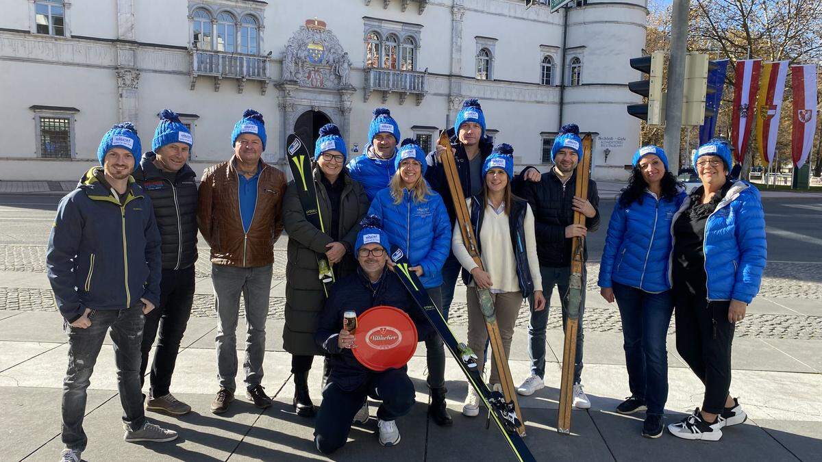 Der Spittaler Tourismusverband und Wirteverein mit Vertretern der Skigebiete und Sänger Chriss Lind (links) freuen sich auf das Winteropening