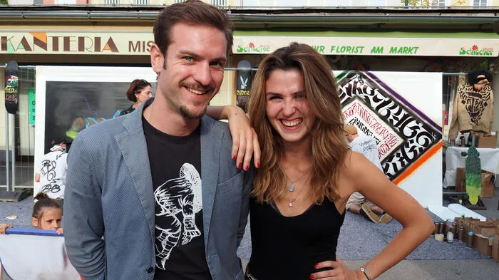 Ganz gemütlich ging es auf dem Klagenfurter Benediktinerplatz bei der zweiten Ausgabe des Festes einzigMARKTig in den Samstagabend. Sprayer sprühten live Kunstwerke, DJs wechselten sich ab, es gab die Möglichkeit zum Shoppen und auf einer Pop-Up-Minigolfanlage spielten ganz viele der Besucher eine Runde.