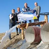 Sie drehten am 1. Oktober gemeinsam den Wasserhahn auf