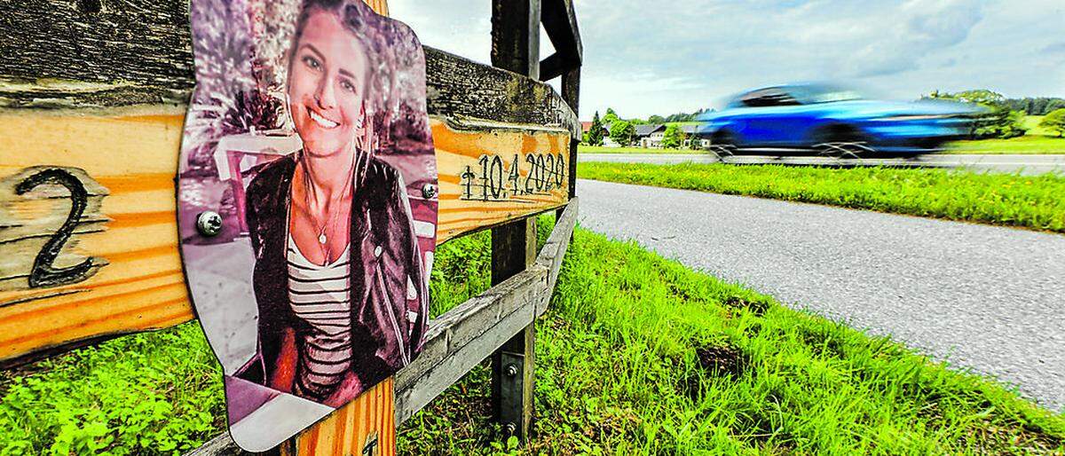 Stelle  zwischen Henndorf und Eugendorf erinnert heute noch eine Gedenkstelle an die  27-jährige Katrin Koch. Sie kam am 10. April 2020  ums Leben, als ein junger Lenker trotz Überholverbots ausscherte und in den Wagen prallte
