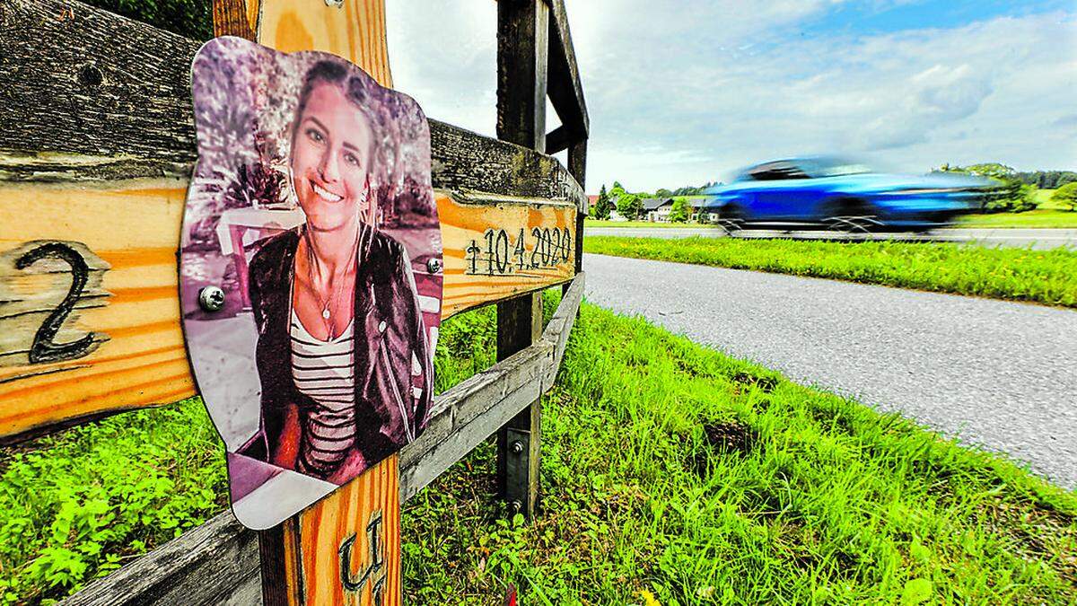 Stelle  zwischen Henndorf und Eugendorf erinnert heute noch eine Gedenkstelle an die  27-jährige Katrin Koch. Sie kam am 10. April 2020  ums Leben, als ein junger Lenker trotz Überholverbots ausscherte und in den Wagen prallte