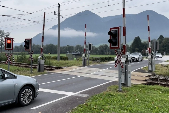 Die Schranken sind nach dem Vorbeifahren des Zuges fast offen