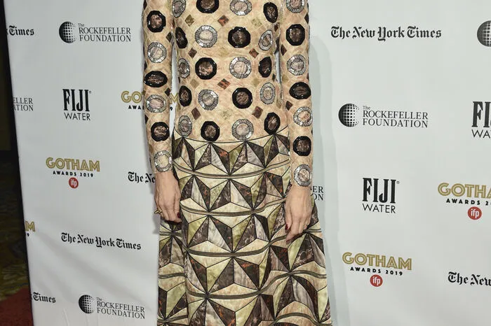 Laura Dern spielt eine Scheidungsanwältin, die Nicole (Scarlett Johannsson) bei deren Scheidung von Charlie (Adam Driver) vertritt.