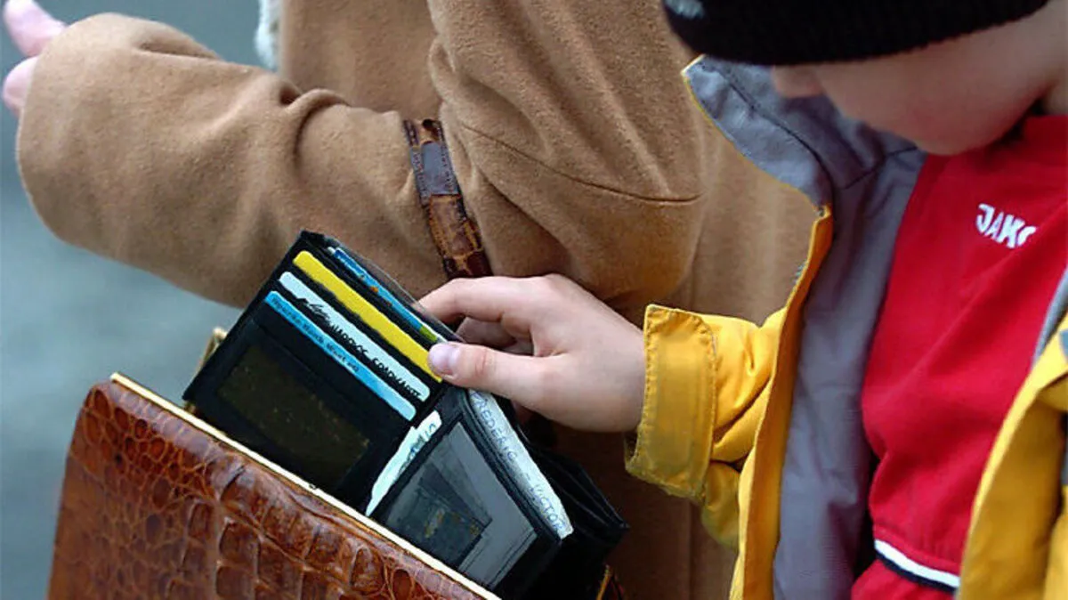 Bei Umarmung: Bargeld aus Handtasche gestohlen