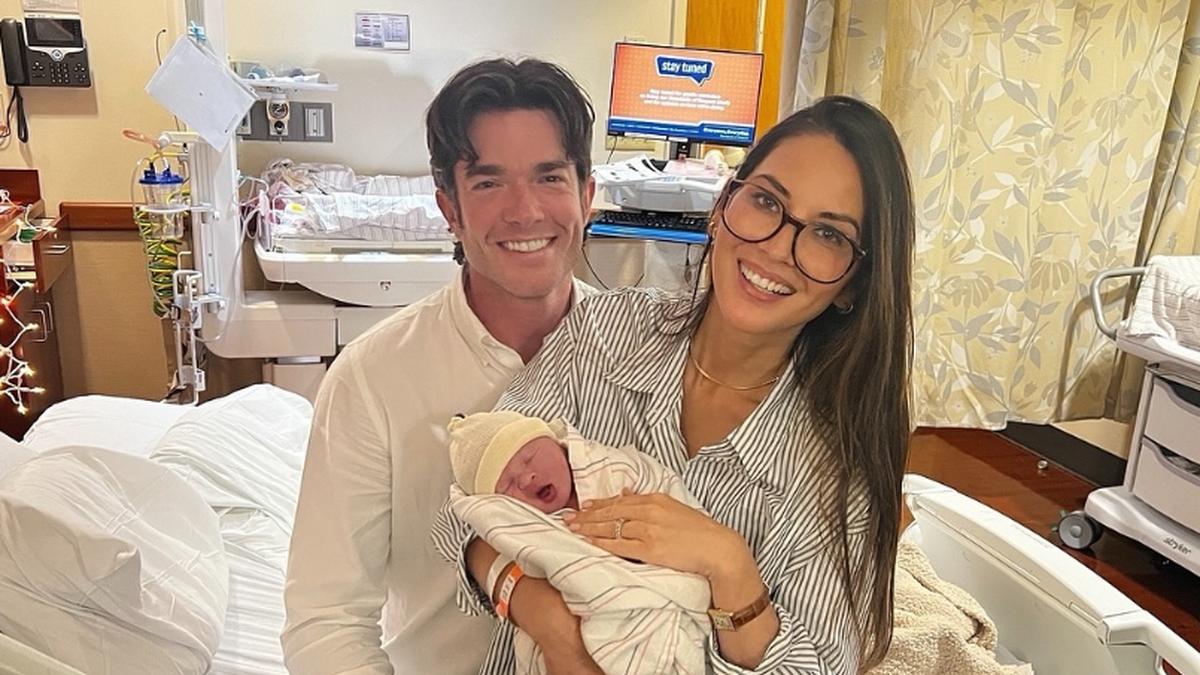 Olivia Munn und Ehemann John Mulaney freuen sich über Tochter Méi June 