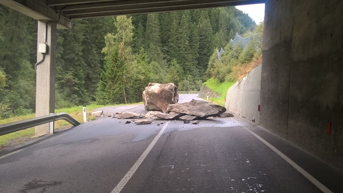 Sonntagvorrmitag kam es auf der Defereggentalstraße nach Hopfgarten in Defereggen taleinwärts zu einem Felssturz.