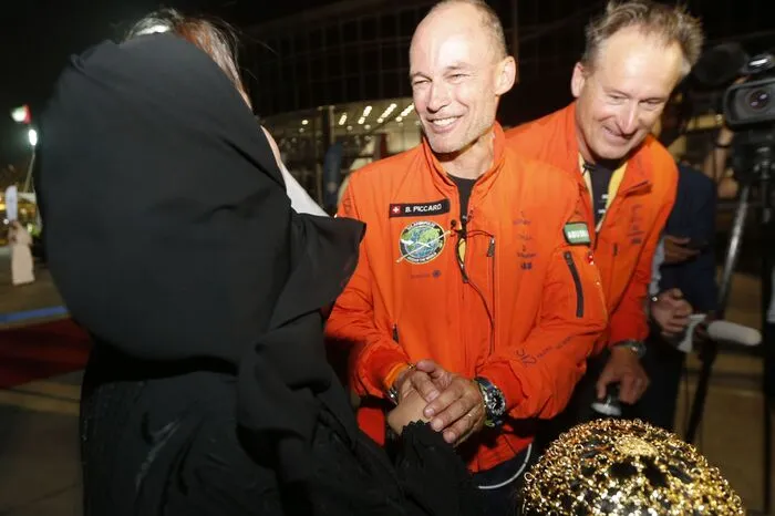 Und der Schweizer Piccard hielt sein Wort: Am Dienstagmorgen landete der Solarflieger sicher in Abu Dhabi - dort, wo der Start der Weltumrundung am 15. März 2015 stattfand.