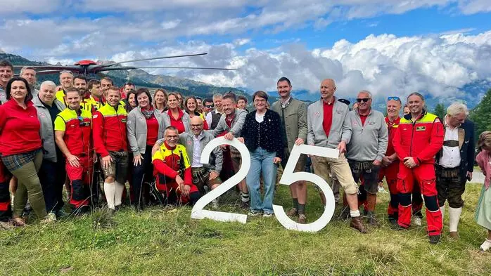 Man sieht viele Personen, vorne wird die Zahl 25 hingehalten