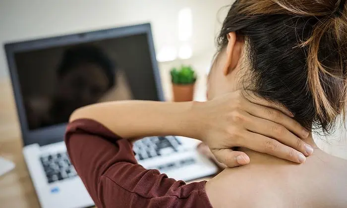 Nacken und Augen danken, wenn man regelmäßig kurze Pausen macht