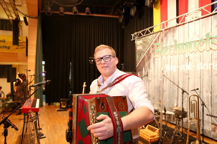 Und nicht nur die Landwirte in ihren schmucken Trachten waren in das örtliche Kulturhaus gekommen, um sich zu unterhalten oder ein Tänzchen zu wagen. 
