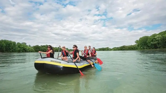Willkommen an Board der Donau-Auen. Entdecker und Abenteuerlustige aufgepasst! Der für seine Familienfreundlichkeit und Wanderwege bekannte Nationalpark Donau-Auen bietet neben einem umfangreichen Sommerferienprogramm im Nationalpark-Camp Meierhof auch eine erlebnisreiche, von Rangern geführte, Schlauchboot-Tour auf der frei fließenden Donau an. Gewässervernetzungsprojekte des Nationalparks stehen dabei im Mittelpunkt. Mitfahrende erleben hautnah Flussdynamik sowie Tier- und Pflanzenwelt. Zu beobachten sind dabei u.a. See- und Fischadler, Kormorane, Eisvögel.