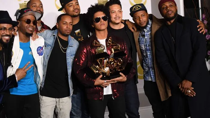 So sieht der Gewinner des Abends aus: R&B-Sänger Bruno Mars. Der 32-Jährige siegte in allen Kategorien, in denen er nominiert gewesen war ...