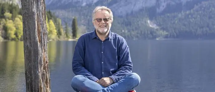 Autor Herbert Dutzler am Altausseer See, einem seiner Krimischauplätze