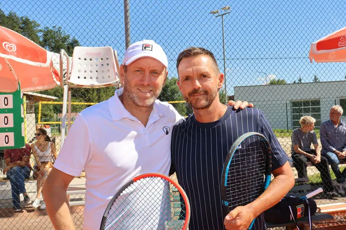 Zum Jubiläum gab es ein abwechslungsreiches Programm mit Grillspezialitäten, Gewinnspiel, Musik von DJ Luky und als besonderes Highlight eine Exhibition mit dem ehemaligen Top 20 Spieler der ATP Tour Stefan Koubek und Lokalmatador Christian Magg.