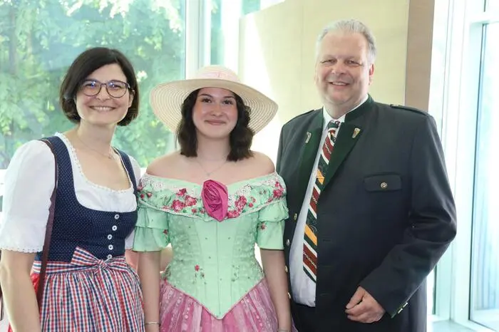 So kam Bad Gleichenberg auch zu seiner Biedermeier-Verbindung, die sich alljährlich im Biedermeierfest und zu besonderen Anlässen in der Mode niederschlägt