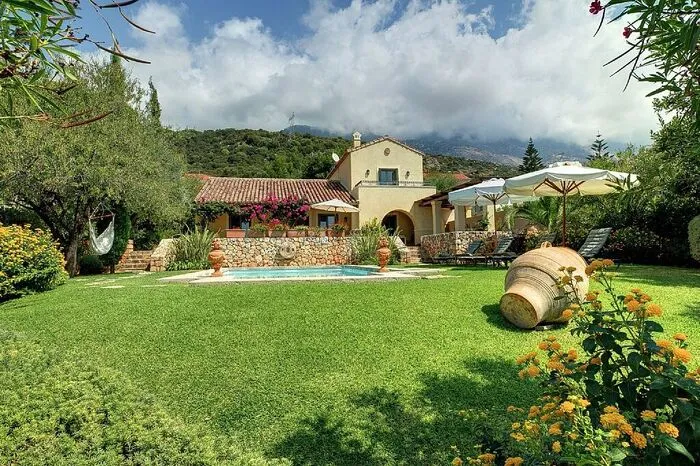 Griechische Würze auf Kefalonia.Stifado, Pita oder Mousakka – Die Küche Griechenlands istvielfältig und für eine besondere Würze bekannt. Statt jedoch auf die Suche nach einer authentischen Taverna gehen zu müssen, können sich Urlauber in dieser Villa in Vlachata auf der griechischen Insel Kefalonia von einer Köchin bekochen lassen: Küchenchefin Yolanda verwöhnt ihre Gäste mit frisch zubereiteten mediterranen Köstlichkeiten. www.fewo-direkt.de/8046411