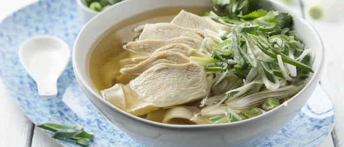 <strong>Vietnamesische Hühnersuppe Pho Ga mit Nudeln</strong>