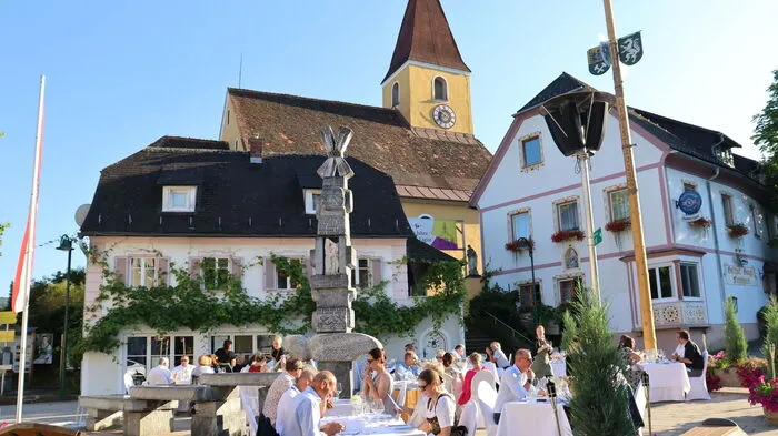 Bei strahlend blauem Himmel, sommerlichen Temperaturen und einem sensationellen 6-Gang Menü von Florian Wörgötter und Walter Triebl konnten die Gäste einen unvergesslichen Abend am idyllischen Marktplatz von Ligist bis in die späten Abendstunden genießen.