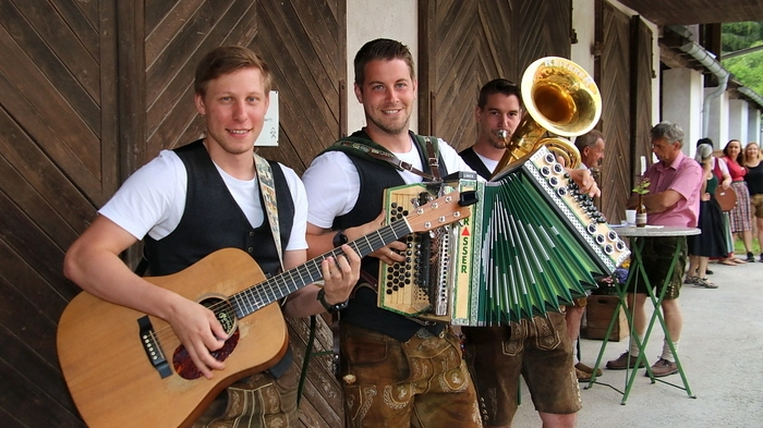 Nach dem Eröffnungskonzert des Musikvereines Geistthal spielte eine Reihe von Musikgruppen auf, die für flotte Musik und prächtige Stimmung sorgten.