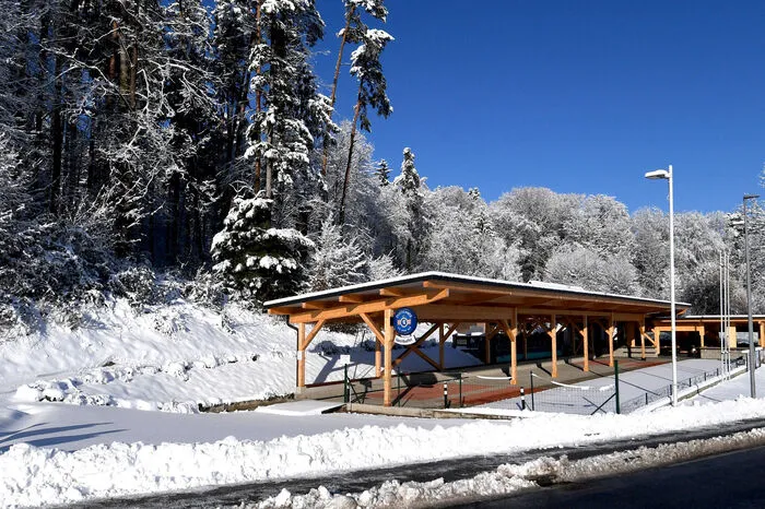 Auch rund um die angrenzende Eisstockanlage ist alles weiß.