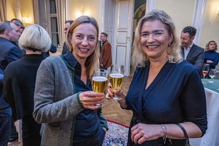 Doris Beck-Zehetleitner (ORF) und Landesrätin Juliane Bogner-Strauß (nur fürs Foto mit Bier).