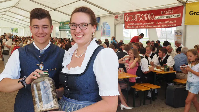 Die Landjugend Magdalensberg feierte am Wochenende ihr fünfjähriges Bestehen neben dem Sportplatz in Deinsdorf. Es war das erste Zeltfest, dass die Landjugend organisiert hat. Viele Generationen trafen sich zum Feiern.