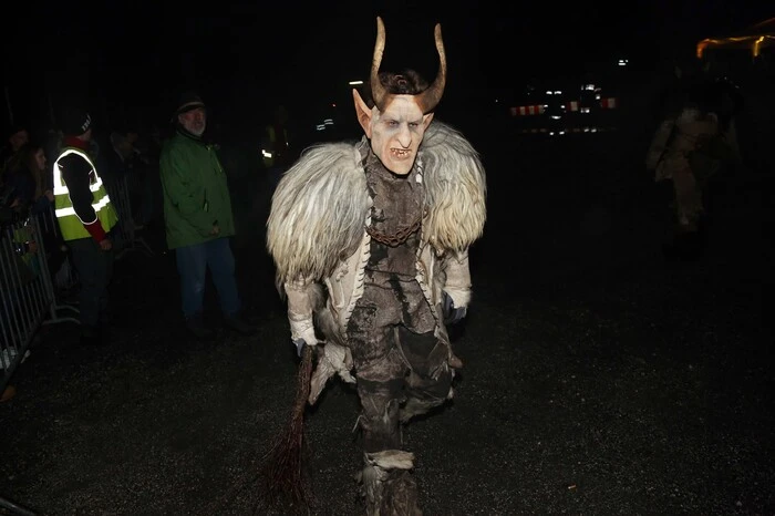 Krampuslauf am Parkplatz der Bergbahnen Dreiländereck in Arnoldstein