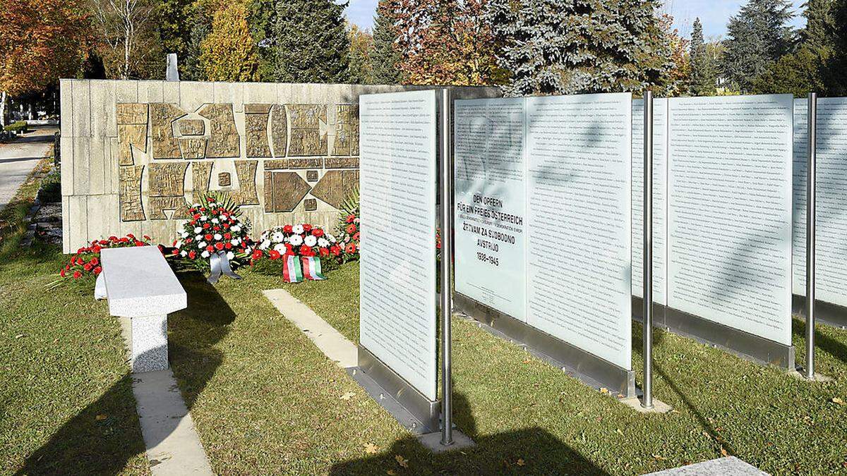 Auf diesen Glasplatten sind die Namen von knapp 3200 NS-Opfern verewigt