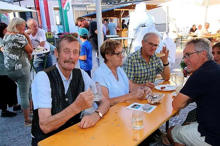 Auch für bodenständige Kulinarik und gepflegte Getränke war gesorgt. Zahlreiche Musikgruppen von der Blasmusikkapelle Kainachtal, 5e Samma, Lipiklang bis zu den Aichfelder ließen das Dorffest zum Erlebnistag werden. 