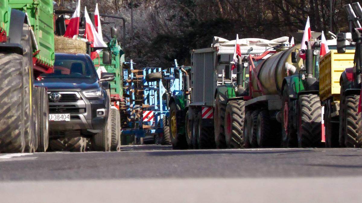Die Bauern protestieren diesmal vier Tage lang. Erst Mittwoch, 22 Uhr sollen Fahrzeuge wieder rollen. 