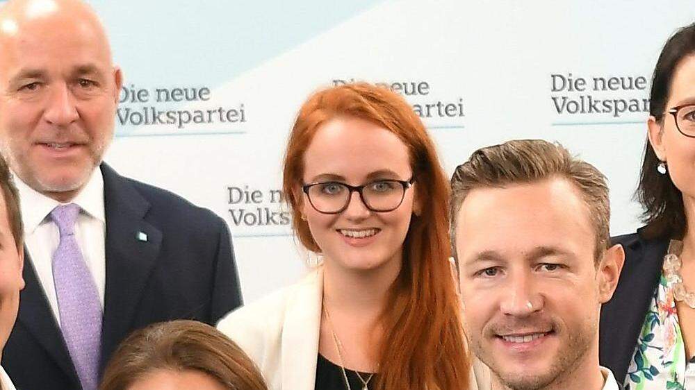 Laura Sachslehner (27), hier hinter Ex-Landesparteichef Gernot Blümel, wird ÖVP-Generalsekretärin