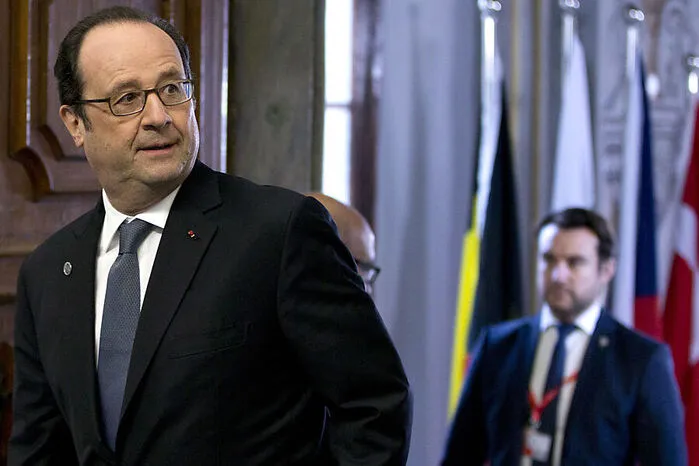 Frankreichs Präsident François Hollande hat davor gewarnt, sich bei der militärischen Verteidigung Europas allein auf die von den USA dominierte NATO zu verlassen. "Wer weiß, was der amerikanische Präsident wirklich in Hinsicht auf die transatlantische Allianz und die Lastenteilung will". EU-Staaten wie Polen und Ungarn warnte Hollande davor, eine enge Bindung an die USA der europäischen Zusammenarbeit vorzuziehen. "Es gibt keine Zukunft mit Trump, wenn man sie nicht gemeinsam definiert." 