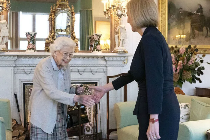 6. September: Königin Elizabeth II. beauftragt Truss mit der Regierungsbildung. Truss entlässt alle Sunak-Anhänger aus dem Kabinett und setzt ihren Vertrauten Kwasi Kwarteng als Finanzminister ein.