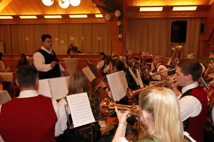 Die mitwirkenden bei dem Trachtenball waren:
Die Feuerwehrmusikkapelle Zedlitzdorf (am Foto): Obmann Jankl Georg, Kapellmeister Thamer Wolfgang. Die Singgemeinschaft Gnesau: Obfrau Klaudia Ferlan, Chorleiterin Gabriele Kofler. Zedlitzdorfer Hausmusik: Fam. Lecher. Landjugend Zedlitzdorf: Obfrau Lisa Wasserer, Obmann Simon Lecher.