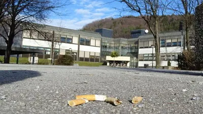 Zigaretten-Stummel vor dem Weizer Bundesschulzentrum? Nicht jeder hält sich offenbar an das Verbot