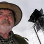 Giselbert Hoke mit seiner Installation des umgedrehten Mühlrades in Gallizien 