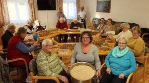 15 Mitglieder vom Brauchtumsverein Frutten-Gießelsdorf kiefelten und mahlten Nüsse für den &quot;Nussfleck&quot;, der beim Kellerstöcklfest im Herbst  serviert wird