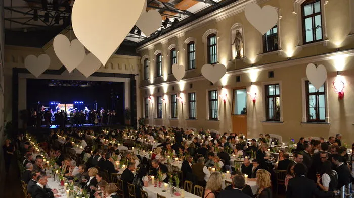 Im wahrsten Sinne mit viel Liebe wurde das Forum Kloster Gleisdorf zum 44. Oststeirerball prächtig geschmückt.