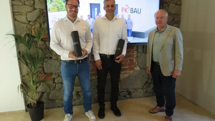 Die beiden Geschäftsführer der Firma PK Bau Franz Prassl und Johannes Kalcher mit Bürgermeister Josef Ober (v.l.)