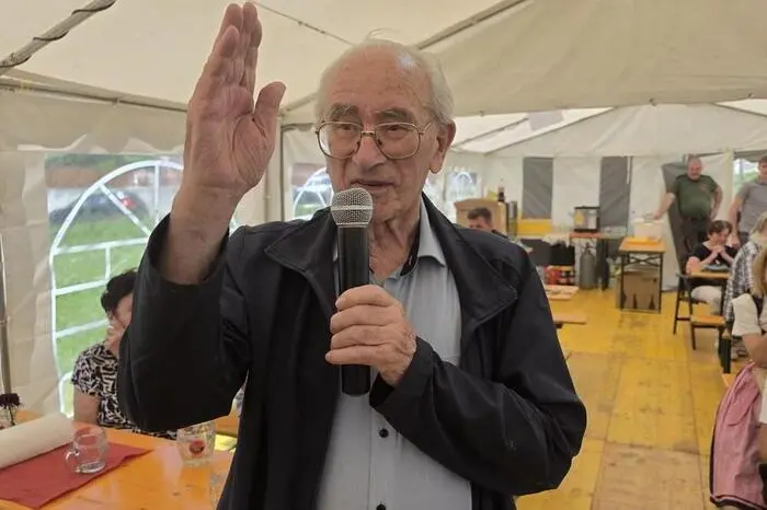 Altpfarrer Josef Wonisch spendete den Besuchern den Segen.