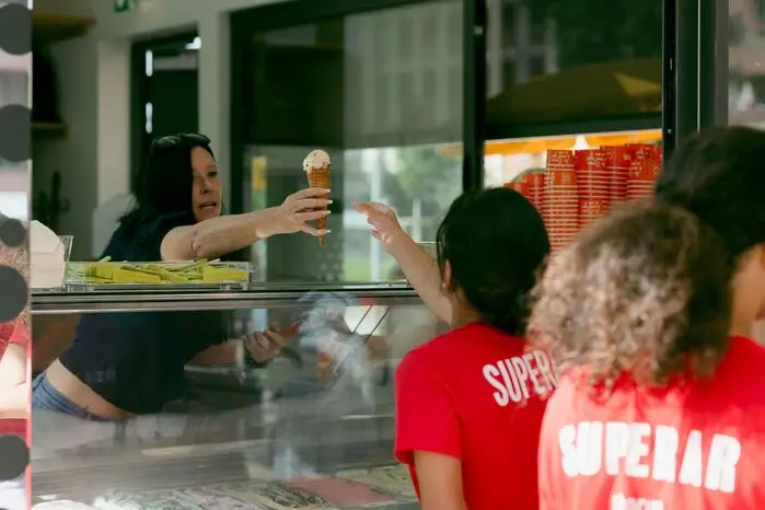 Künftig wird die „Eisfee“ unter der Leitung von Natascha Weißenbacher wochentags von 6 Uhr bis 20 Uhr (Sa, So ab 10 Uhr) Kaffee, Snacks, Eis und andere Erfrischungen anbieten.