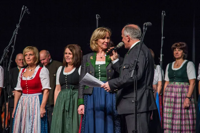 Brigitte Wagner, Leiterin des Gaishorner Chors, im Gespräch mit Moderator Bernd Prettenthaler.